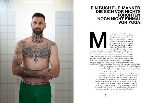 Mann macht Yoga