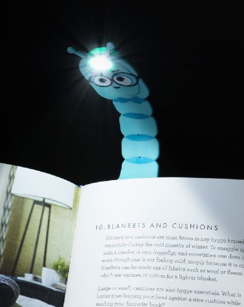 Flexilight Pals Leselicht (Bookworm) | blau | 2 in 1 Leselampe & Lesezeichen | LED Leselicht | Geschenk für Leser, Buchliebhaber | Deutsche Ausgabe