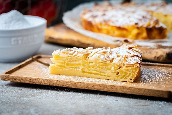 Mann backt Kuchen