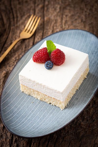 Mann backt Kuchen