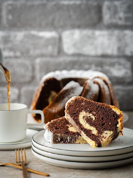 Mann backt Kuchen