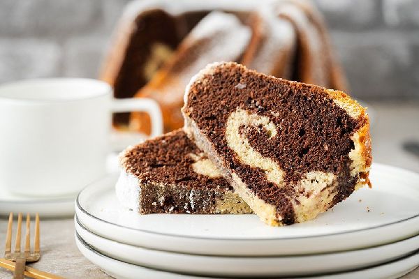 Mann backt Kuchen