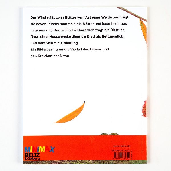 Zehn Blätter fliegen davon