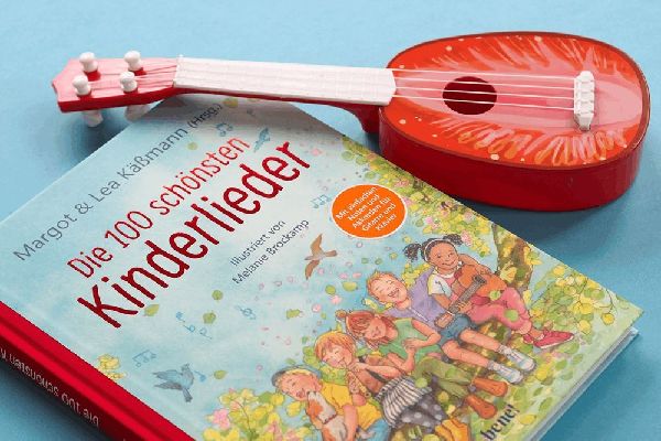 Die 100 schönsten Kinderlieder - Mit einfachen Noten und Akkorden für Gitarre und Klavier