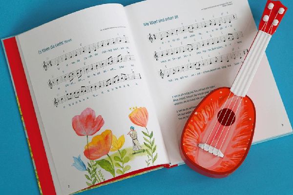 Die 100 schönsten Kinderlieder - Mit einfachen Noten und Akkorden für Gitarre und Klavier