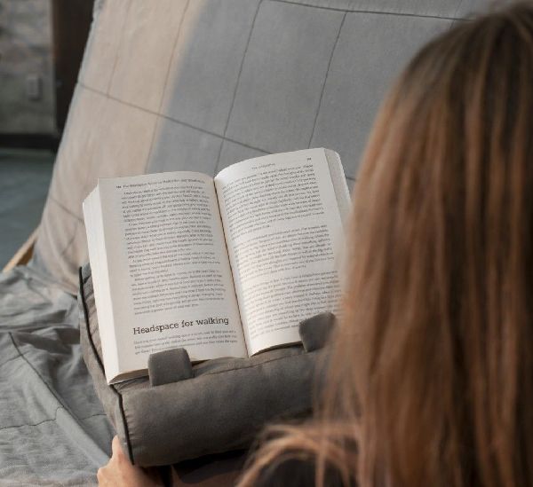 Bookcouch Grau | Lesekissen für Bücher und Tablets | Buchständer | Tablethalter | Lesehillfe | Deutsche Ausgabe