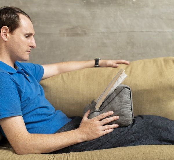 Bookcouch Grau | Lesekissen für Bücher und Tablets | Buchständer | Tablethalter | Lesehillfe | Deutsche Ausgabe
