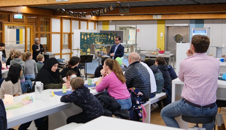 Interreligiöser Austausch beim Iftar