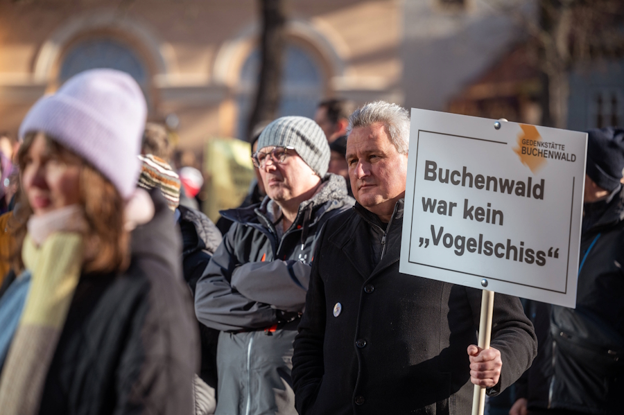 Hitlergrüße in der KZ-Gedenkstätte
