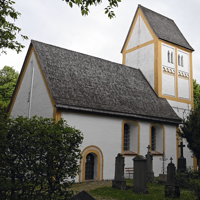 Die Wehrkirche im Autobahnkreuz