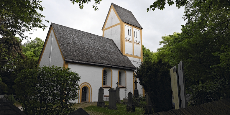 Die Wehrkirche im Autobahnkreuz