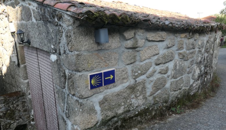 Gelbe Pfeile auf dem Jakobsweg