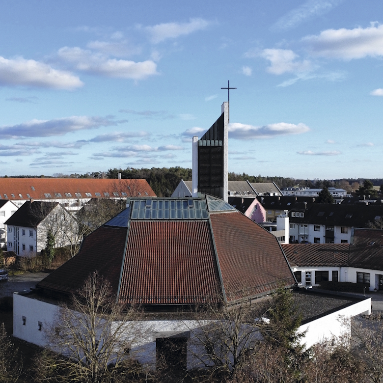 Innen und außen klar eine Kirche